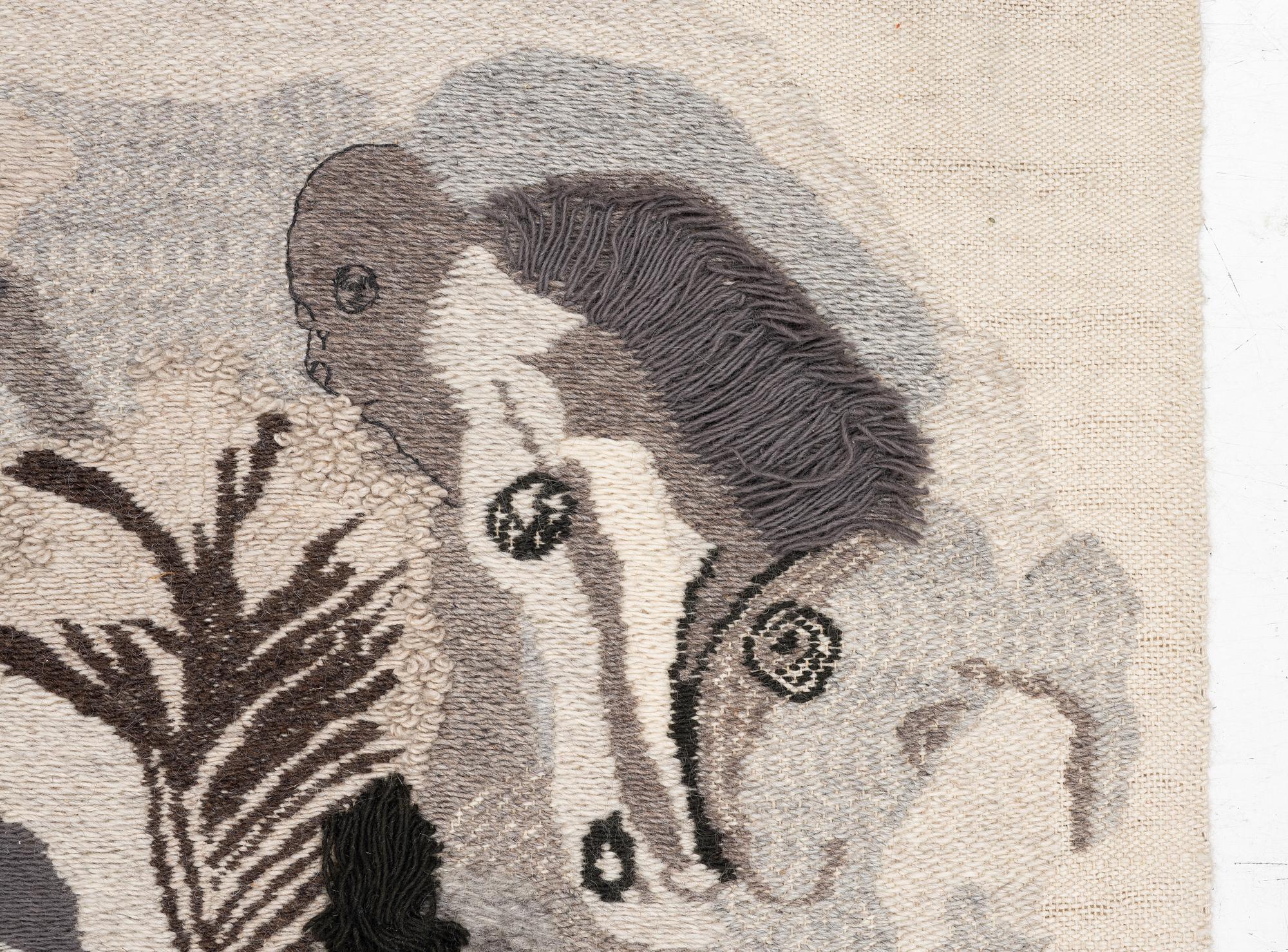 Olle Ohlsson, vävd tapet, "Jordnära", utförd av Lillemor Lindbom, 1976, signerad LL, ca 126x 92 cm.