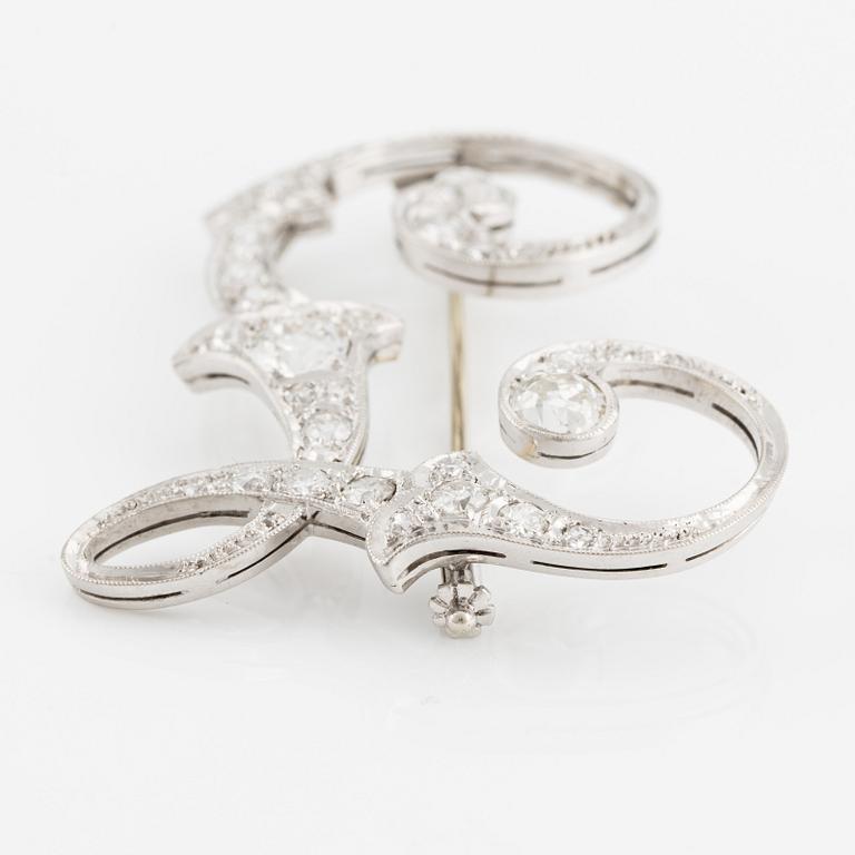 Brosch "L", 18K vitguld med gammalslipade diamanter.