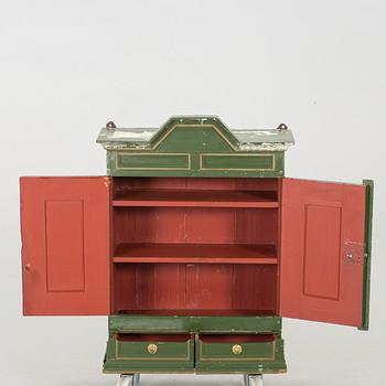 SWEDISH EARLY 19TH CENTURY CUPBOARD.