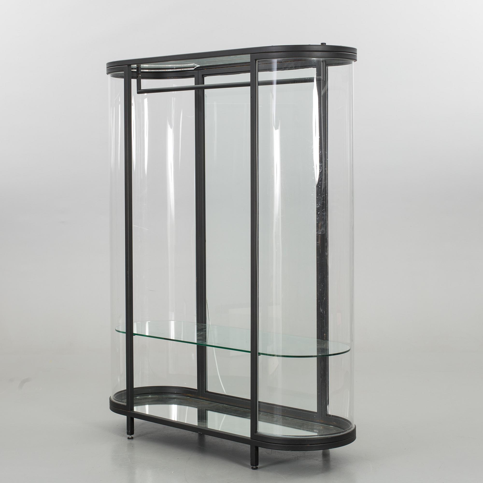 VITRINSKÅP / BUTIKSSKÅP. Glas, plexiglas och spegelglas. Sekelskiftetet 2000.