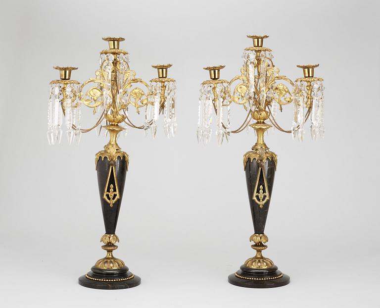 KANDELABRAR för fyra ljus, ett par. Svart marmor och förgylld brons.  Oscarianska 1800-talets slut.