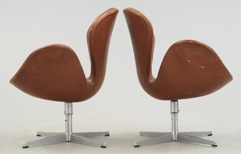 ARNE JACOBSEN, fåtöljer, ett par, "Svanen", Fritz Hansen, Danmark 1972.