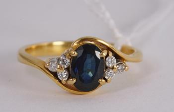 SMYCKEGARNITYR, 4 delar, 18K guld med safirer och briljanter.