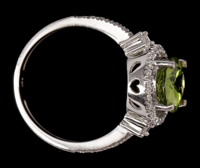 RING, 14k vitguld med oval peridot ca 2,8 ct och olikslipade diamanter. Vikt ca 4,9 gram.