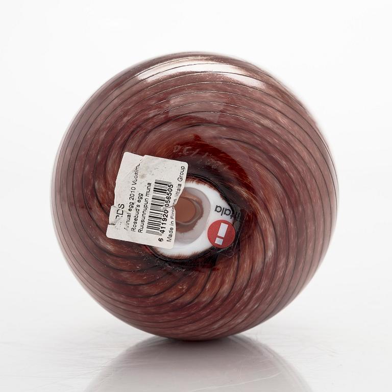 Oiva Toikka, year egg 2010, "Rosebud's egg", signed O. Toikka Nuutajärvi numbered 120/750.