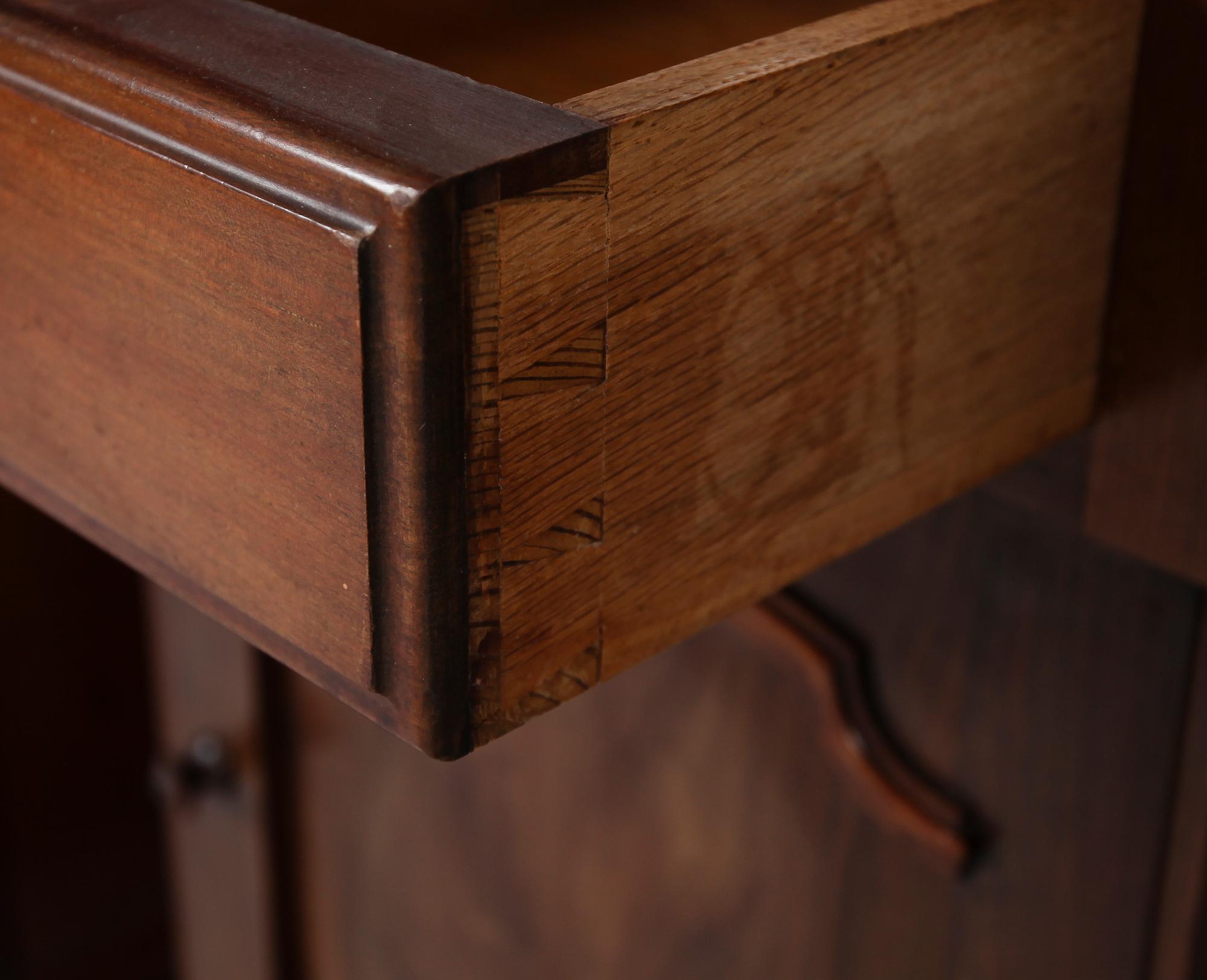 SÄNGBORD, 1 par, 1900-talets första hälft.