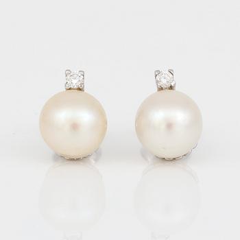 ÖRHÄNGEN, ett par, 18K vitguld med odlade pärlor samt små diamanter, tot ca 0,10 ct. Total vikt ca 4,11 g.