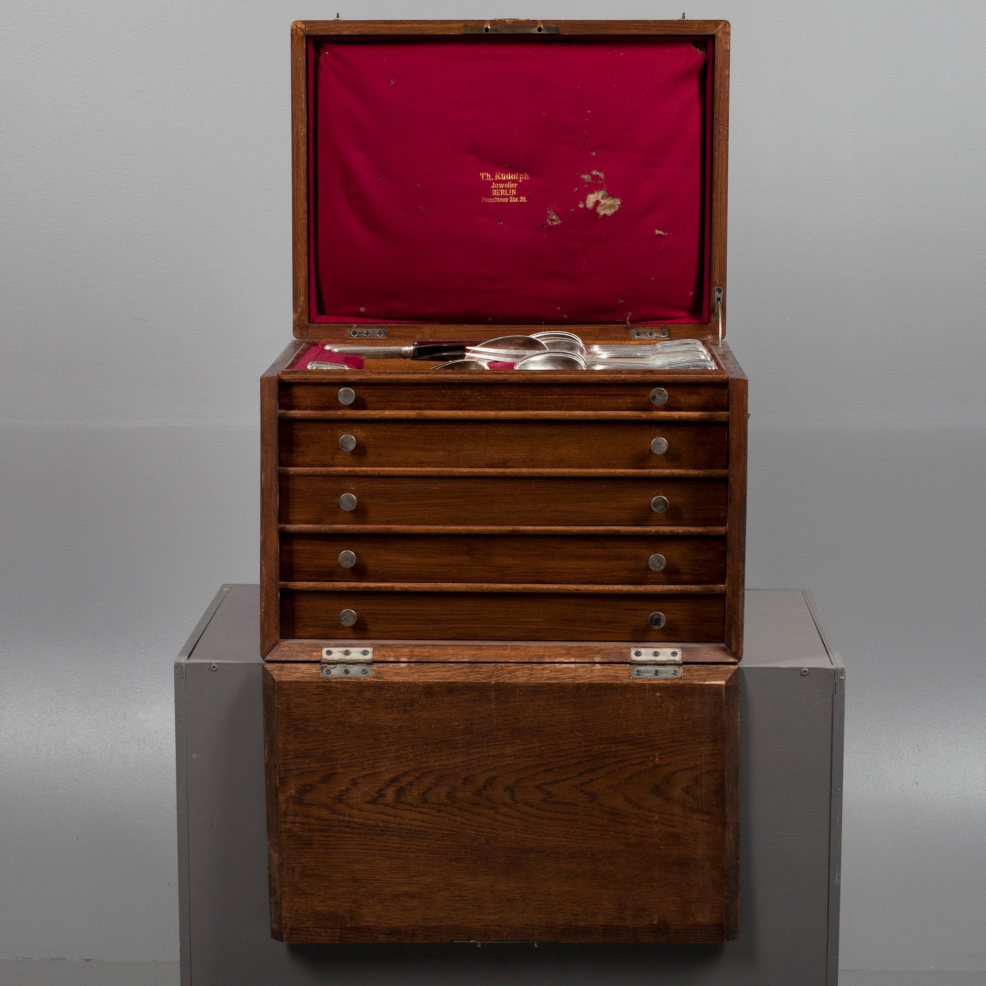 SCHATULL MED SILVERBESTICK, 103 delar, Tyskland, 800 haltigt silver, omkring 1896, total vikt ca. 5600 g.