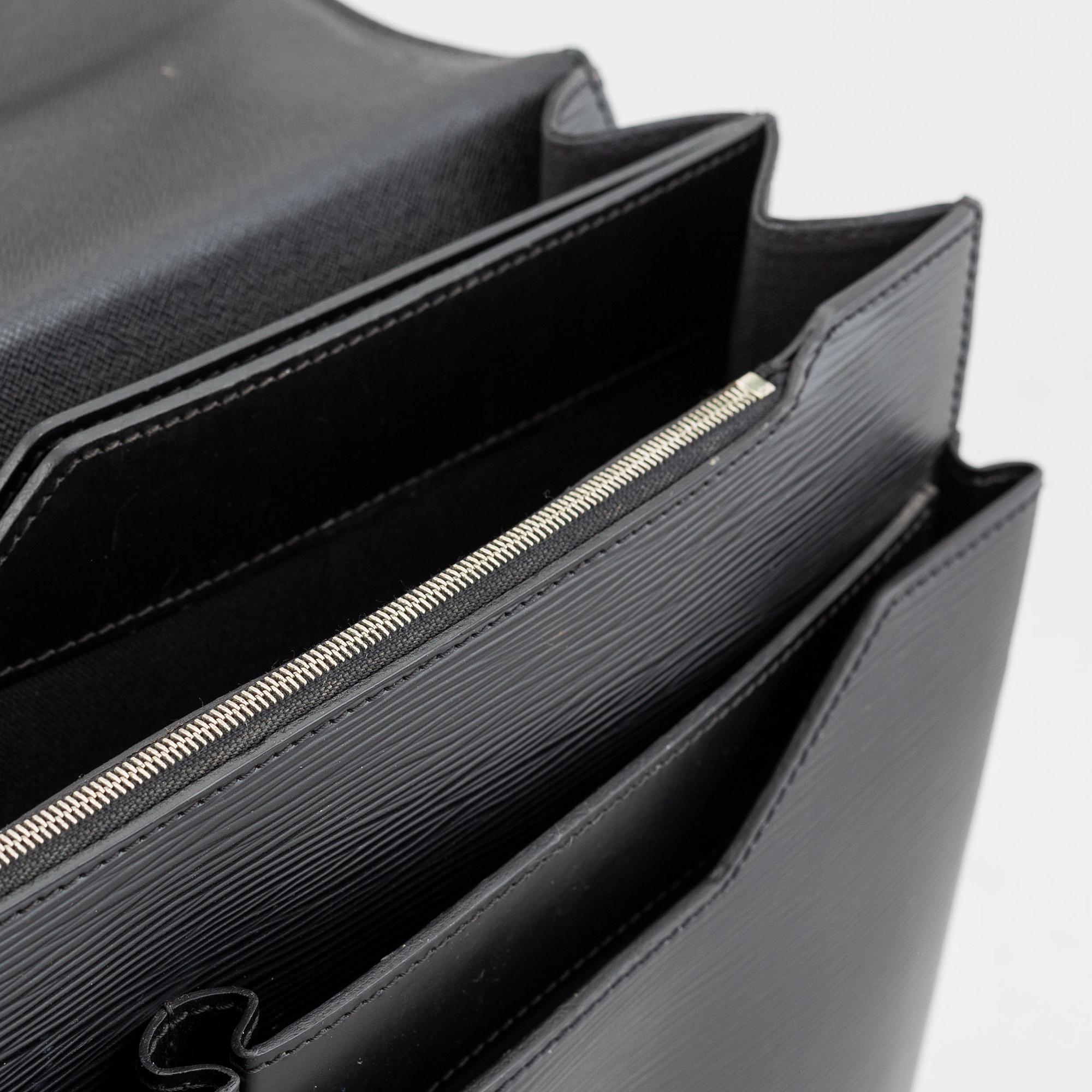 Louis Vuitton, a 'Neo Robusto' briefcase.