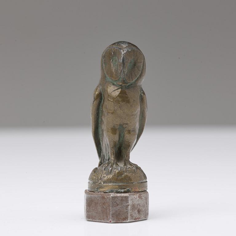 A 20th century bronze seal in shape of an owl.