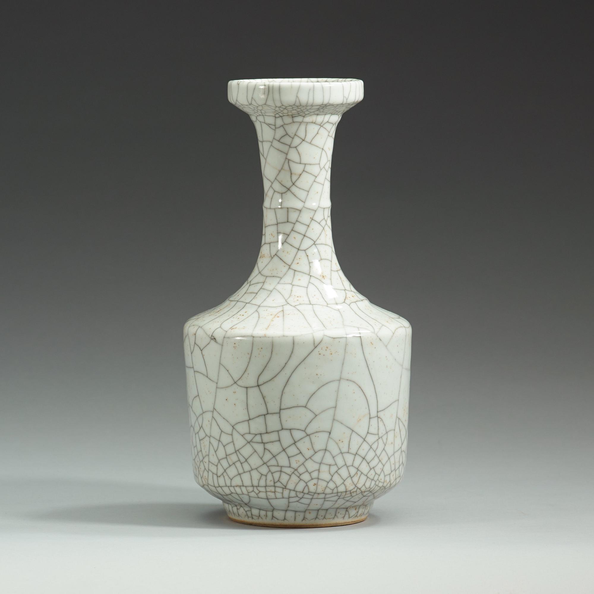 A ge-glazed vase, late Qing dynasty (1644-1912).