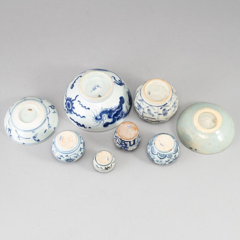 A group of blue and white ceramics, Ming dynasty and later.  (8 pieces).