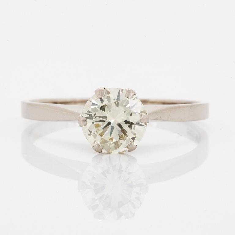 1,38 ct brilliant-cut diamond ring.