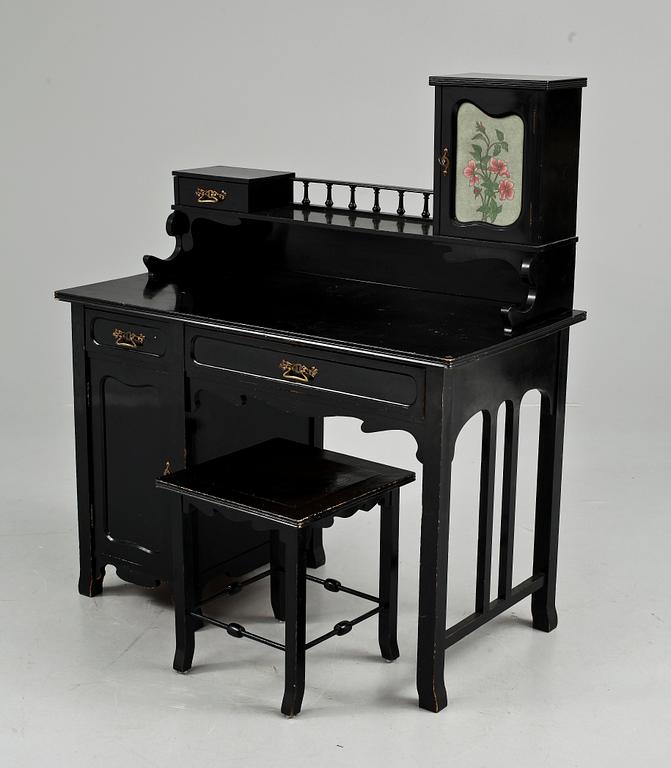 SKRIVBORD samt PALL, jugend, 1900-talets första kvartal.