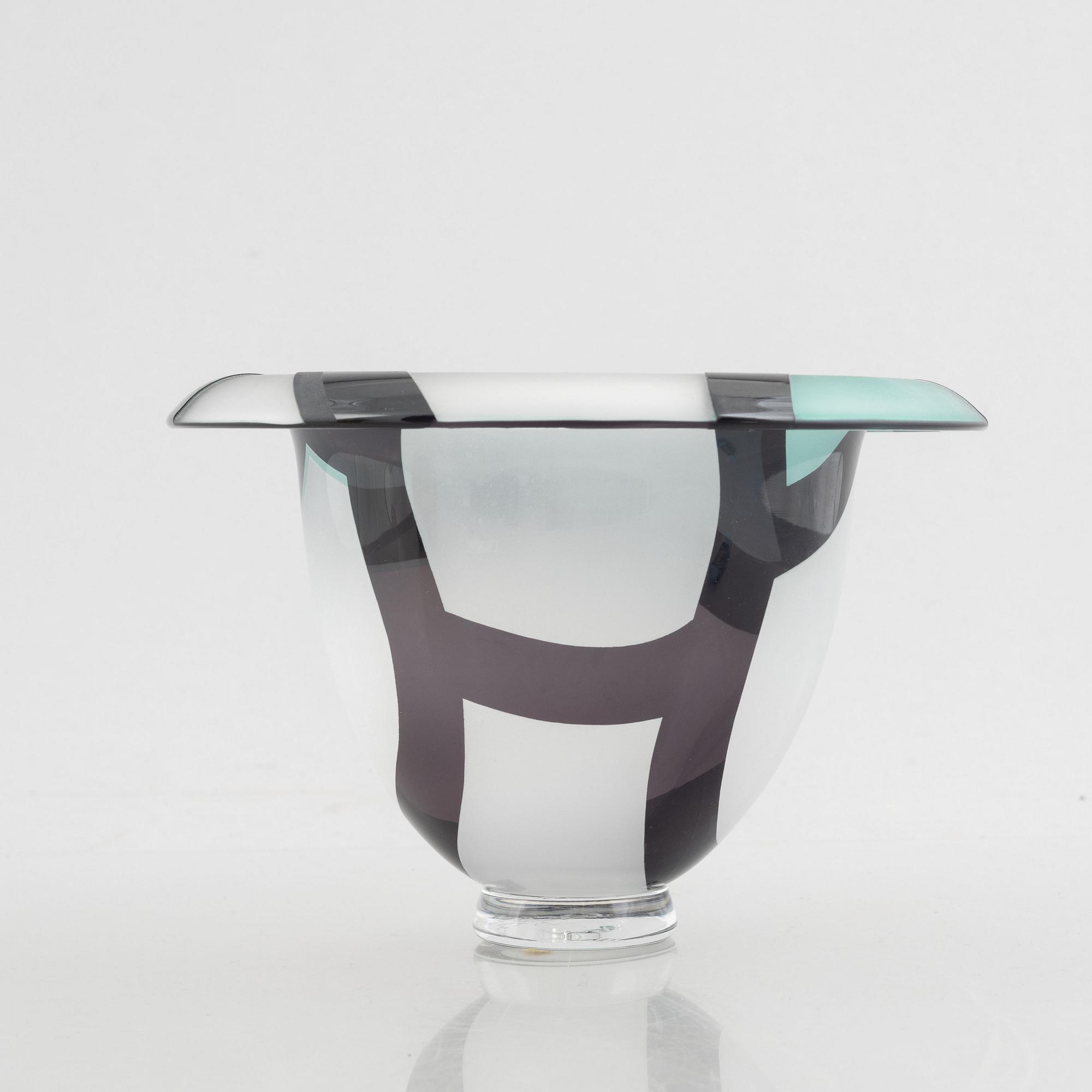 Klas-Göran Tinbäck, a glass bowl, made in his own studio in 1989.