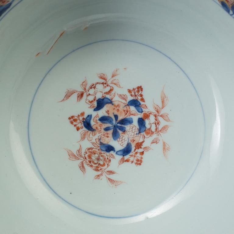 A Chinese imari porcelain bowl, Qing dynasty, early 18th century.