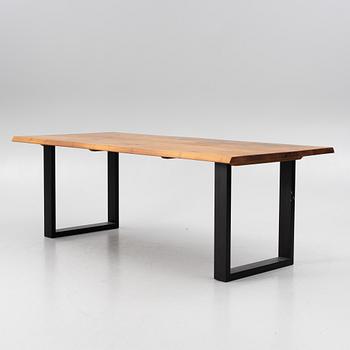 A contemporary slab-table, Bolia.