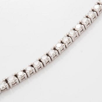 An 18K white gold necklace set with round brilliant-cut diamonds.