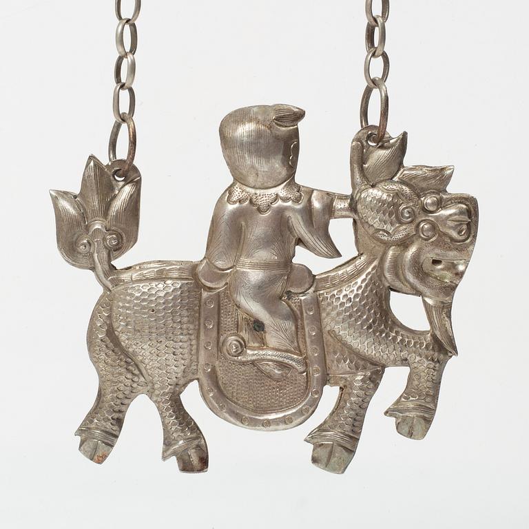 Amuletter, fyra stycken, vitmetall samt fyra hårsmycken delvis i silver, Kina, 1900-tal.