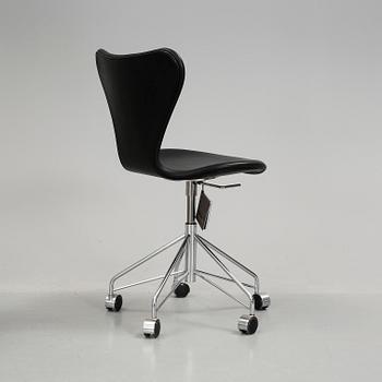 SKRIVBORDSSTOL, Arne Jacobsen "Sjuan", Fritz Hansen. 2013/2014.
