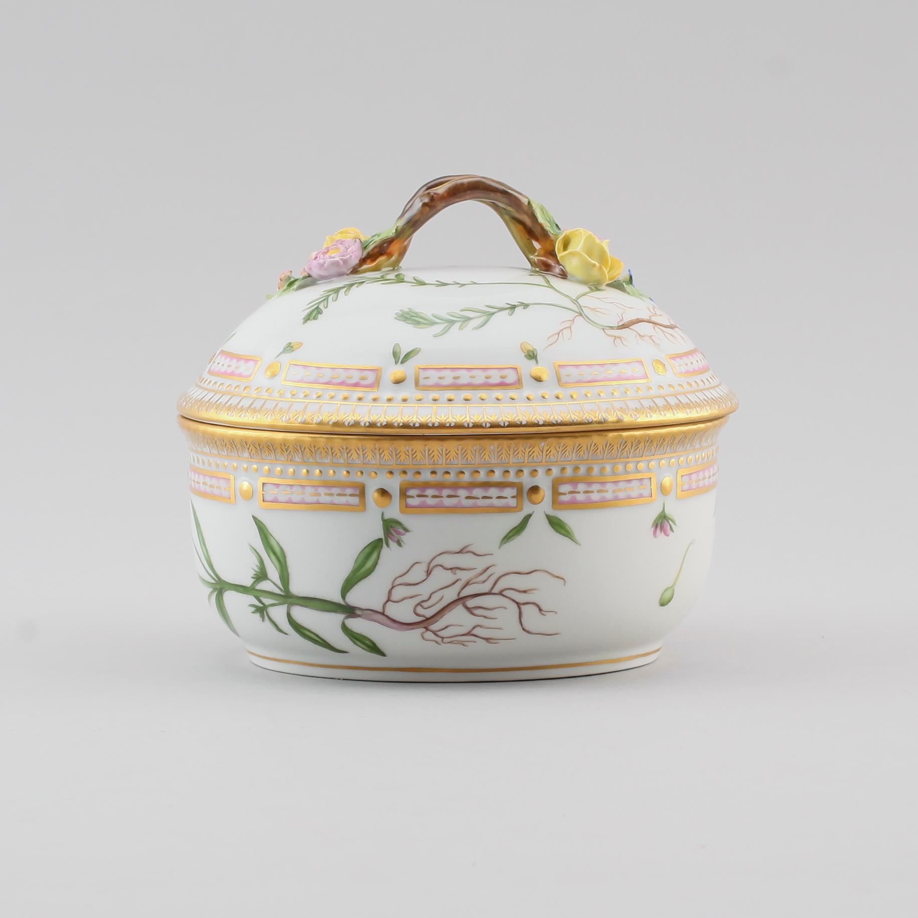 SKÅL MED LOCK. Porslin, "Flora danica", Royal Copenhagen, modellnr 3582.