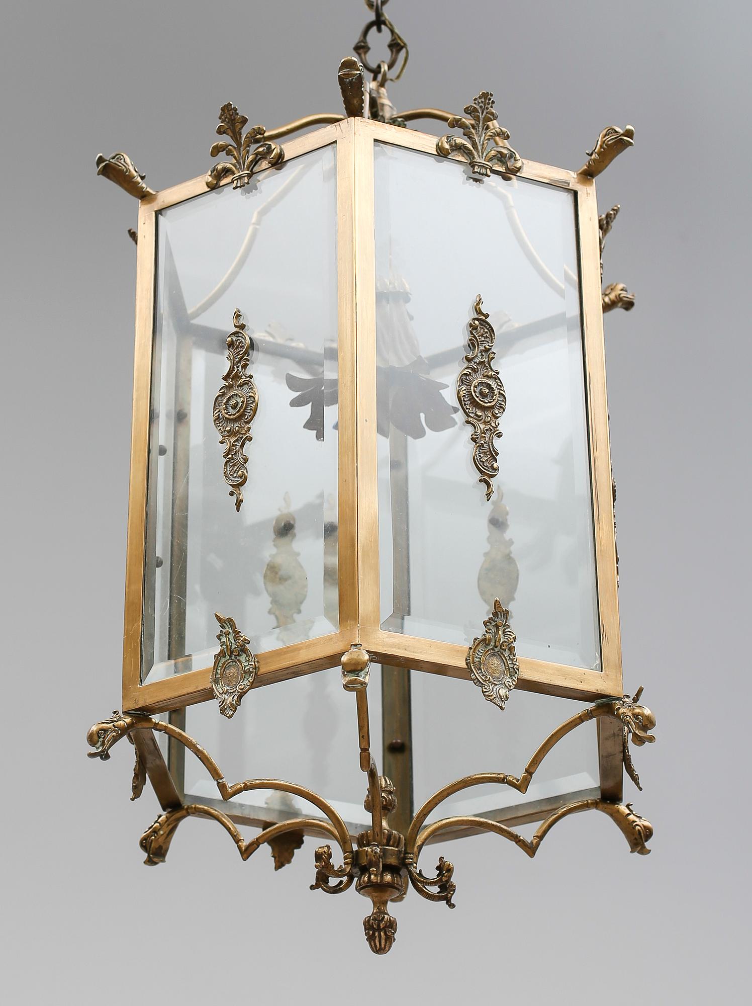 TAKLYKTA, mässing, 1900-talets första hälft. Höjd ca 70 cm.