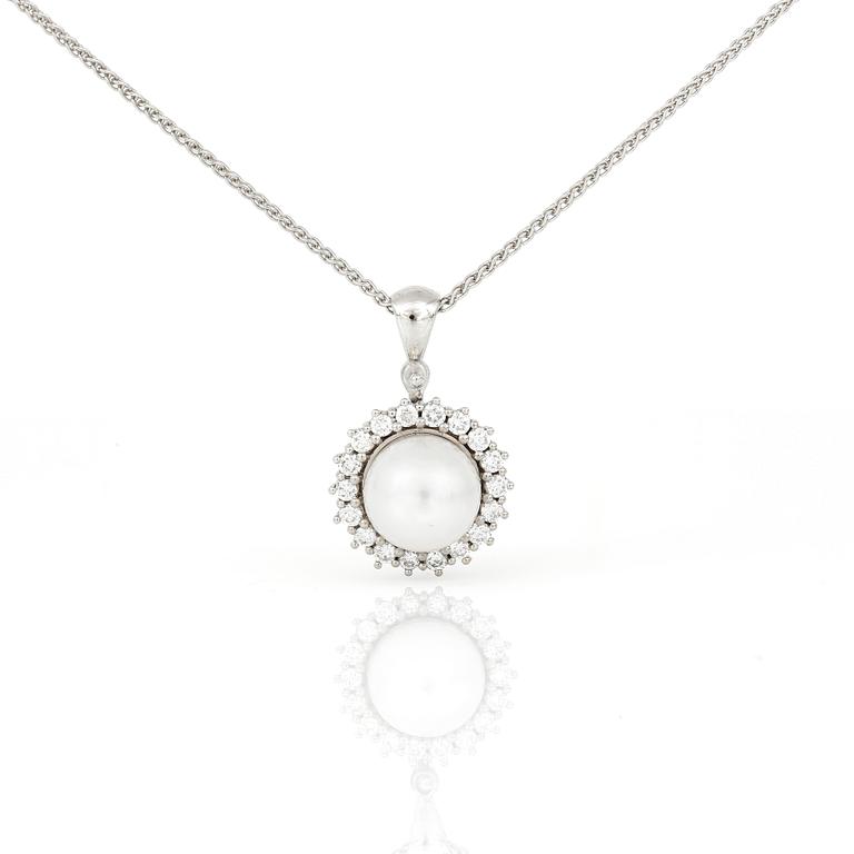 HÄNGE samt  KEDJA, 18K vitguld med akoyapärla och små diamanter tot ca 0,38 ct. Totalvikt ca 6 g.