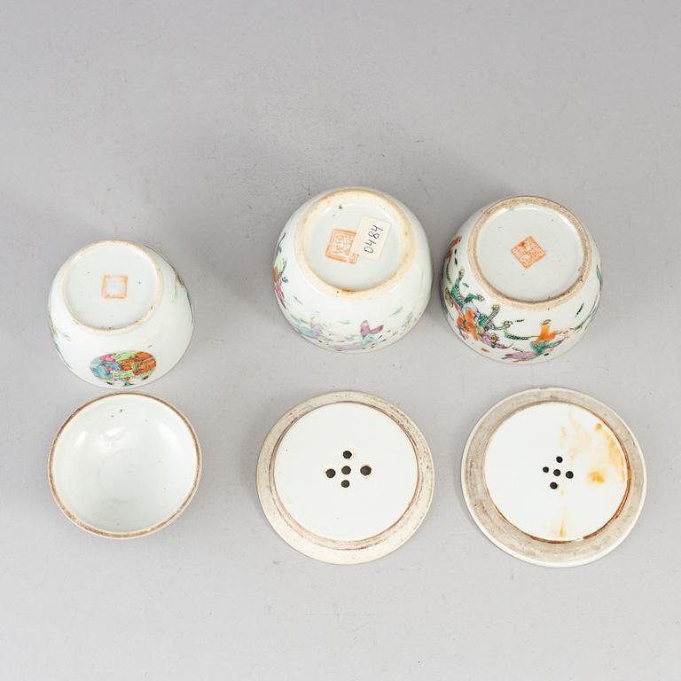 Three famille rose jar with covers, Qing dynasty, late 19th century.