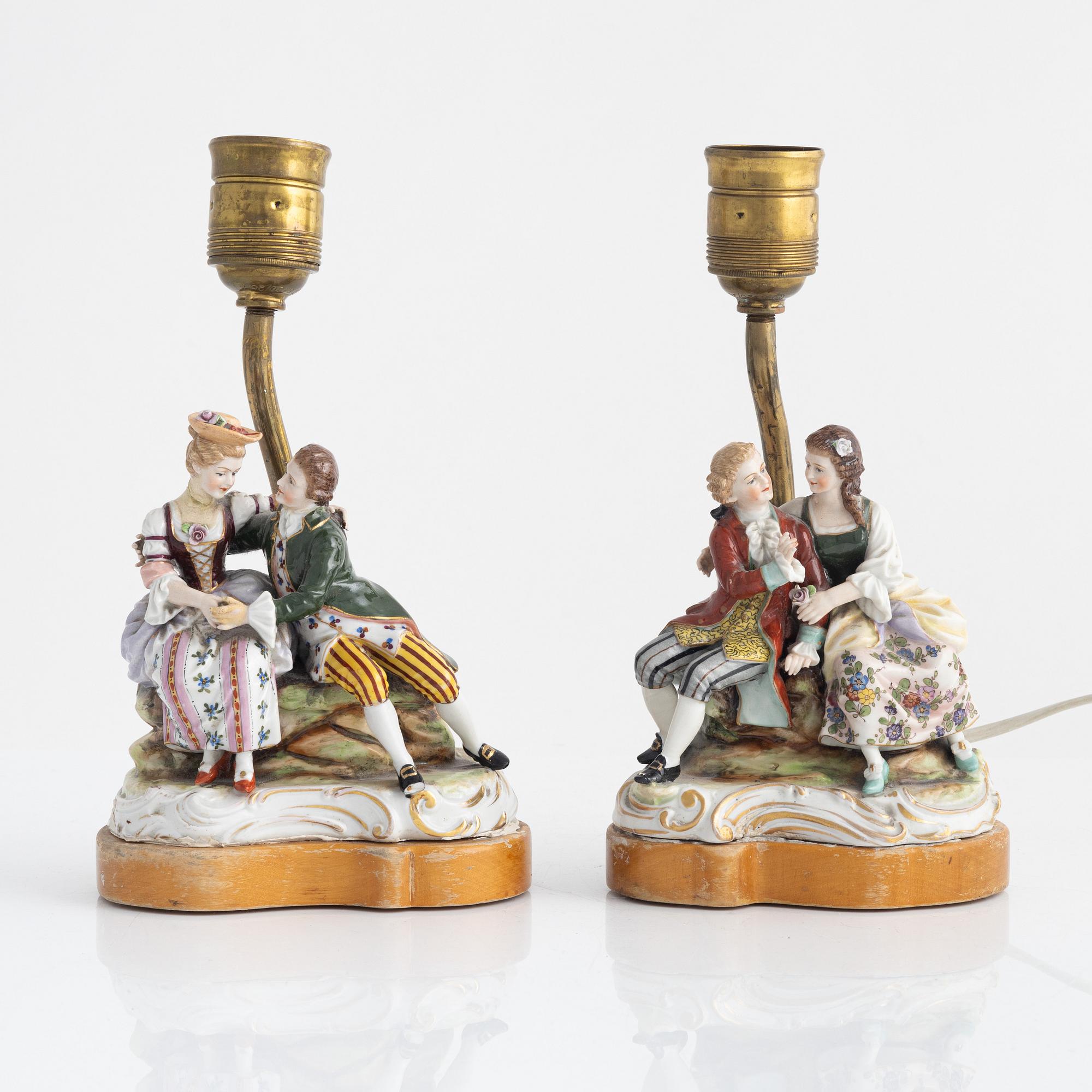 Bordslampfötter/porslinsgrupper, ett par, Wien-liknande märke, omkring år 1900.