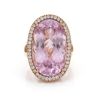 A kunzite and brilliant cut diamond ring. Total carat weighjt of diamo0nds circa 1.10 cts. Kunzite circa 30.00 cts.