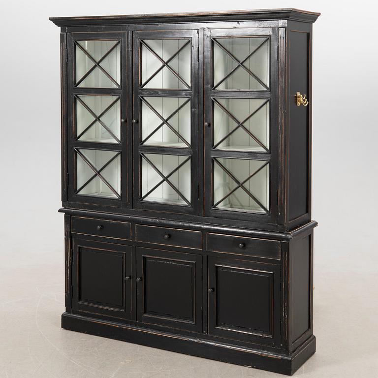 Vitrinskåp, 1900-talets första hälft.