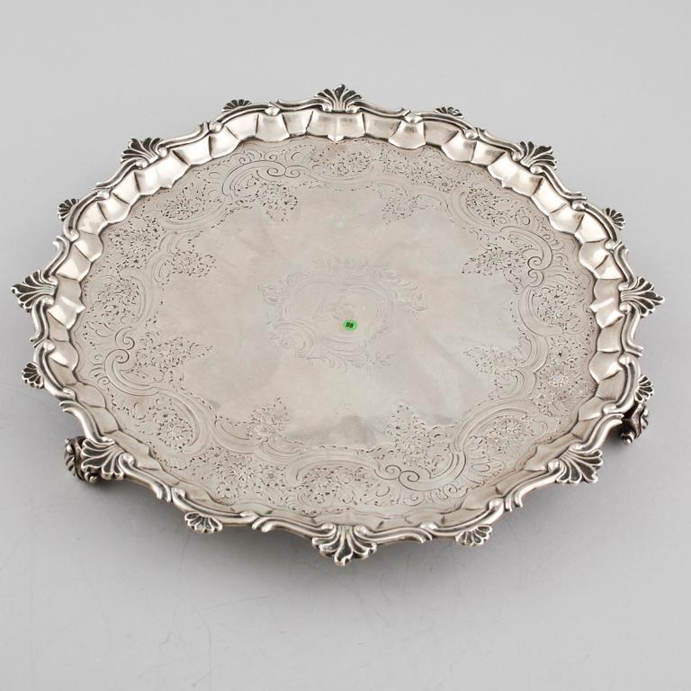 A silver tray by William Peaston from London i England ifrom around year 1800. Weight 1150 grams.