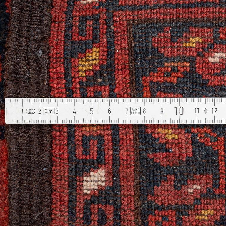An antique carpet, Ersari, Afghanistan, ca 426 x 311 cm.