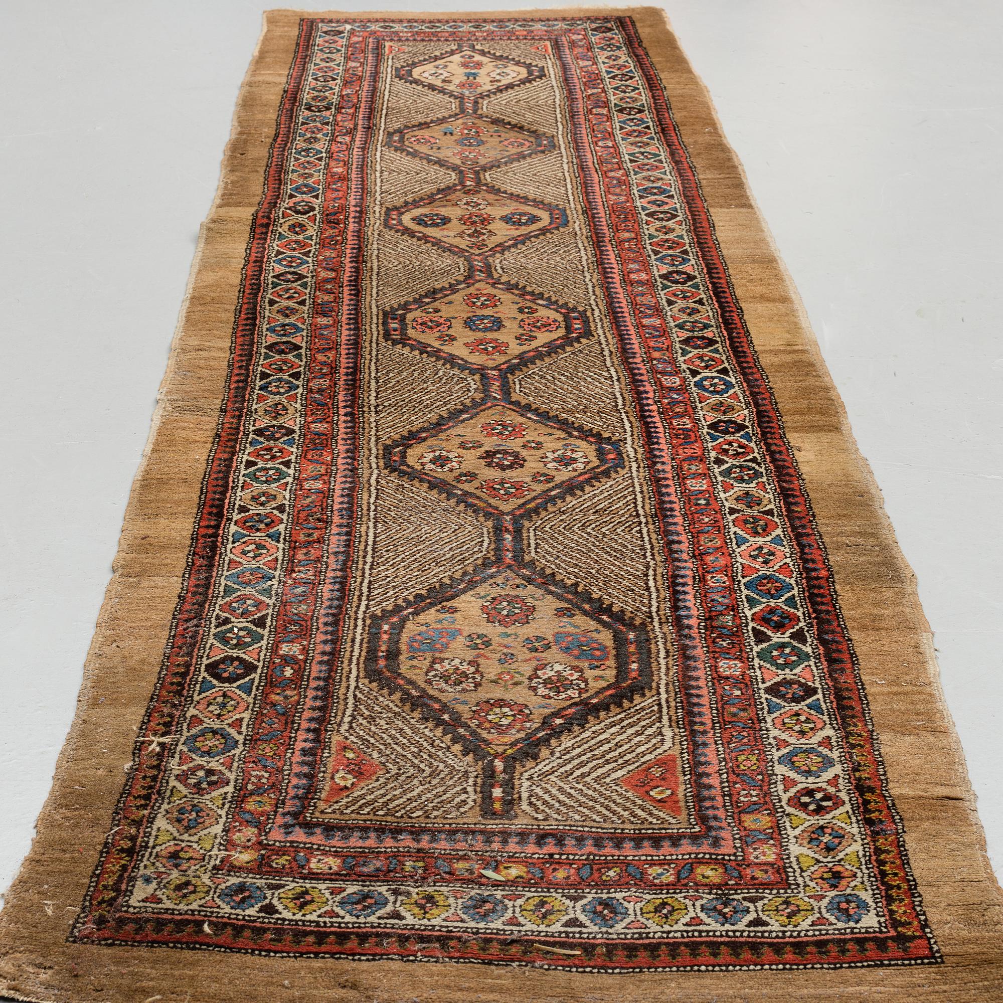 A RUNNER, semi-antique Sarab, around 374 x 93 cm.