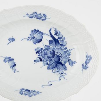 A set of 40 porcelain pieces, 'Blue flower', Royal Copenhagen, Denmark.