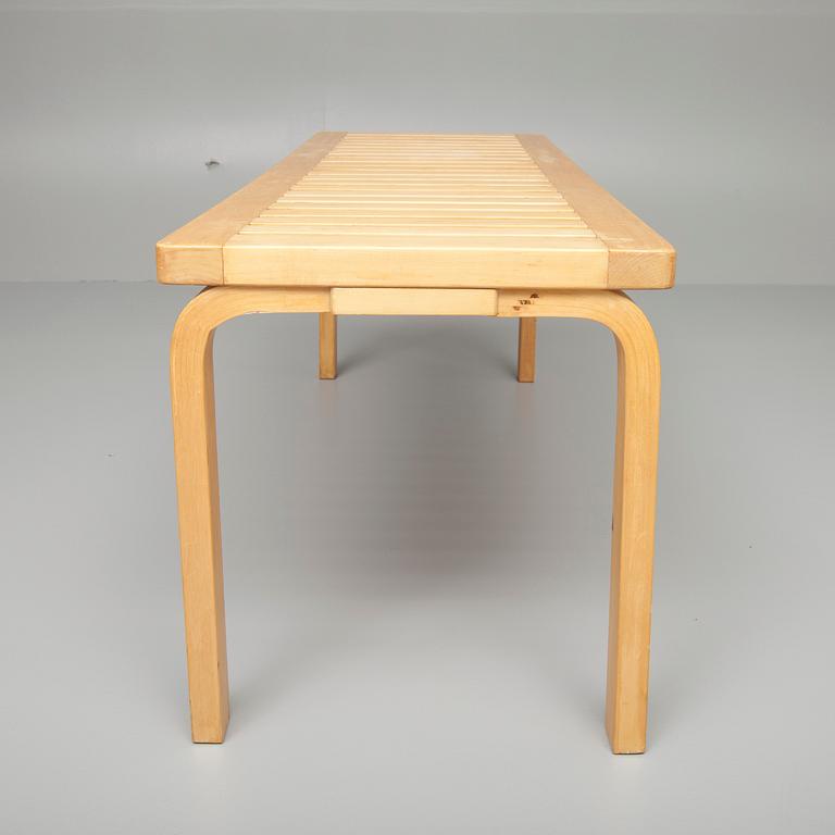 BÄNK, 153A, Alvar Aalto, Artek. Modellen formgiven 1945.