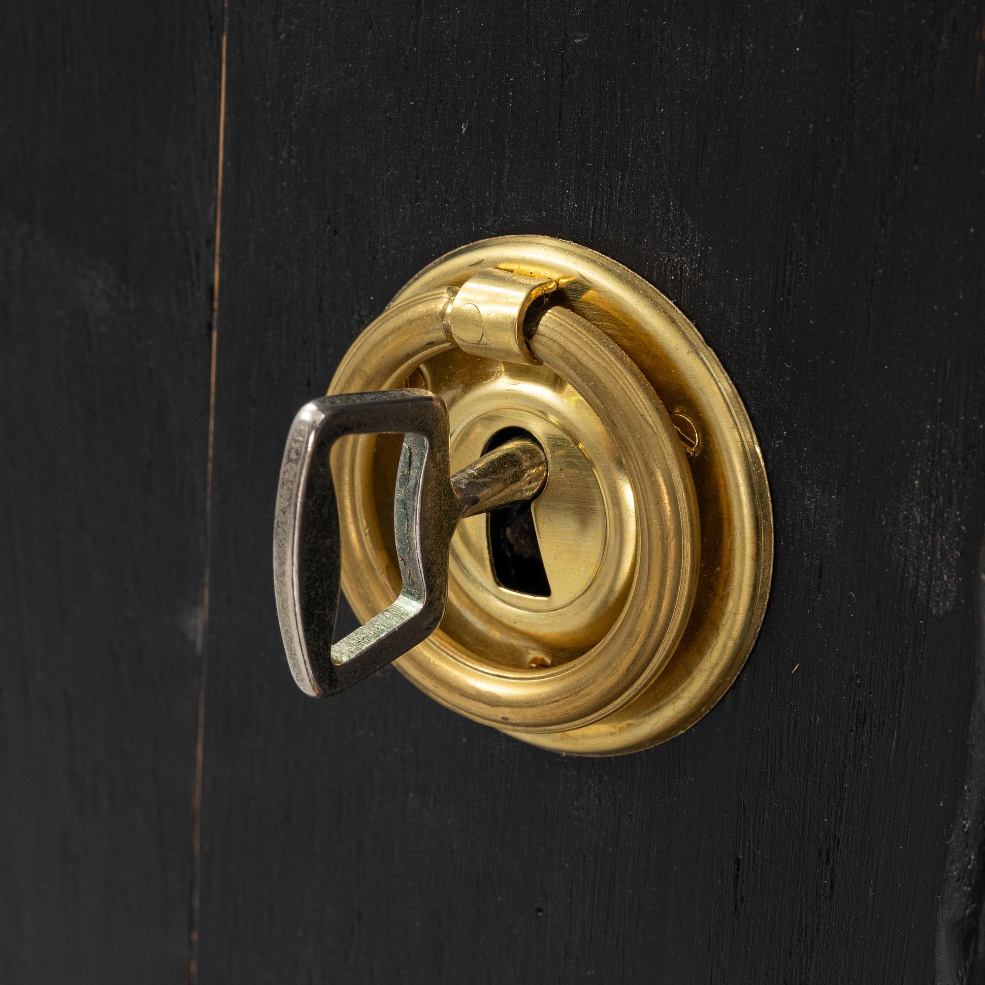 Klädskåp, David Lindgrens Möbelfabrik, Luleå, 1910/20-tal.