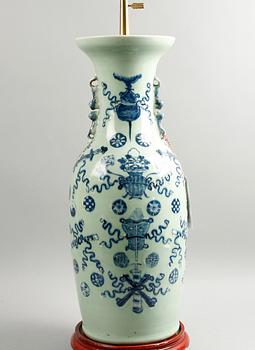 BORDSLAMPA/URNA. Kina, porslin. 1900-tal.