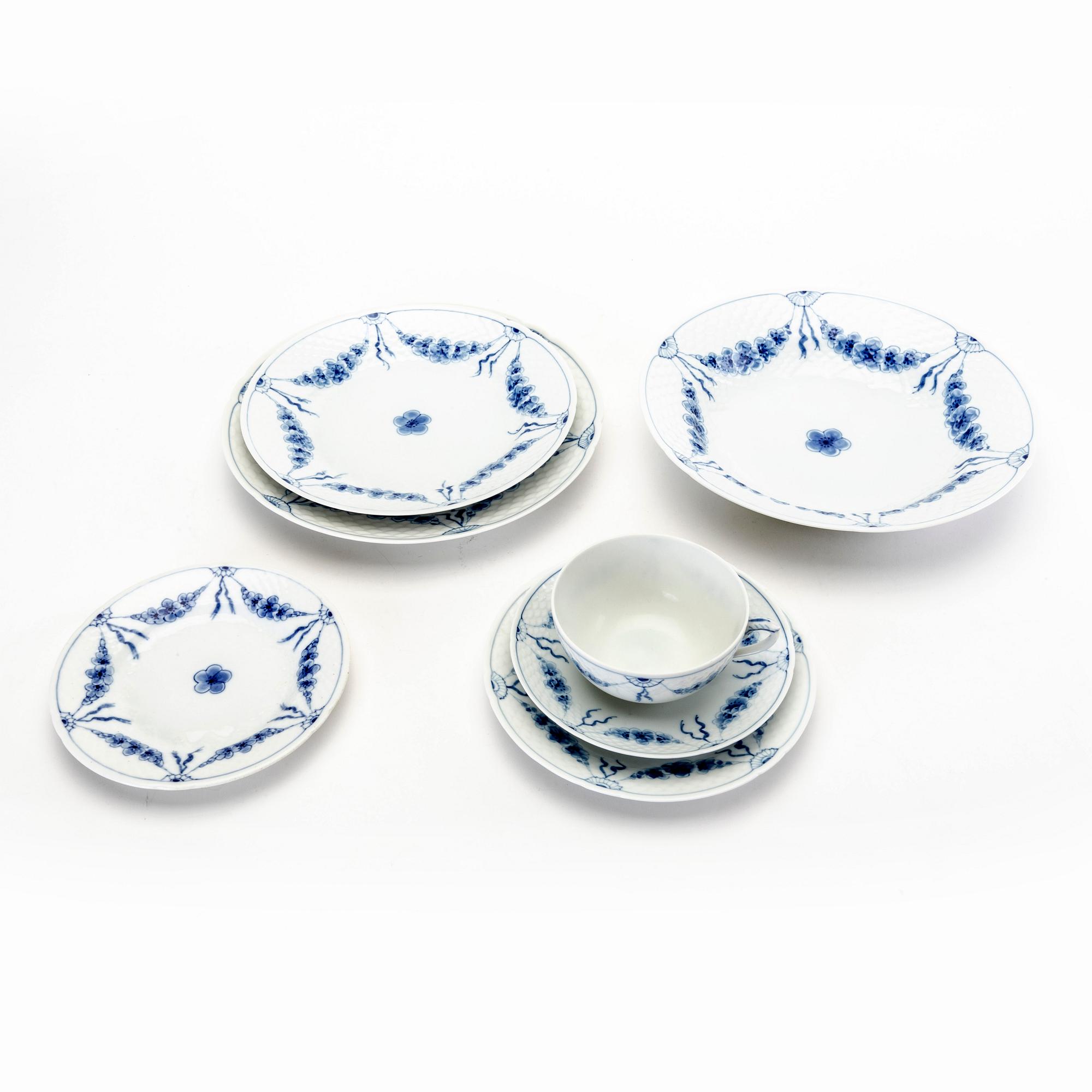 A Danish 98 pcs Bing & Gröndahl porcelain service from the latter part of the 20th century.