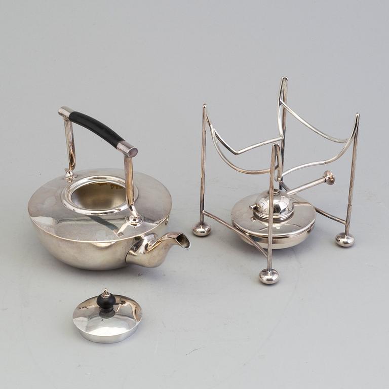 A Mappin & Webb silver plate tea pot, early 20th century.