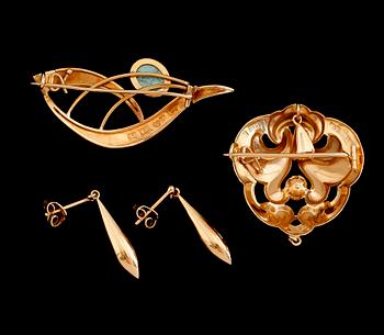 BROSCHER, 2 st OCH ÖRHÄNGEN, 18 k guld, svenska stämplar, 1900-talets andra hälft. Total vikt ca 11 g.