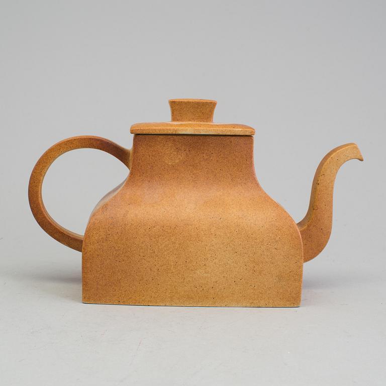 A Signe Persson Melin teapot, stoneware, Rörstrand 1980´s.