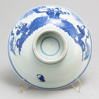 A blue and white footed dish, Qing dynasty, early 20th century.