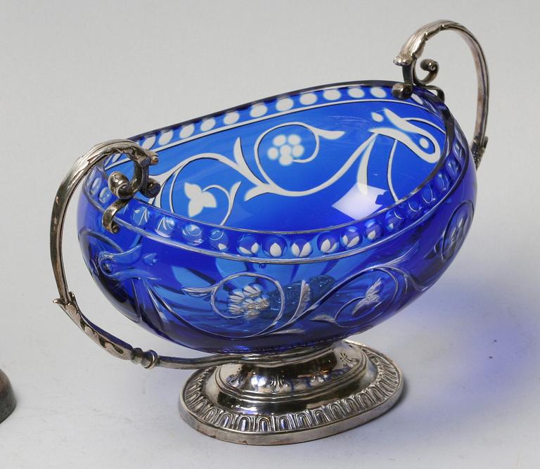 LJUSSTAKAR, ett par samt SKÅL. Pläter, nysilver och glas. 1900-tal.
