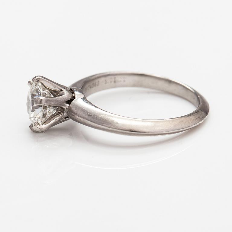 Tiffany & Co, A platinum ring with a ca. 1.08 ct. Marked Tiffany & Co, 18974568.