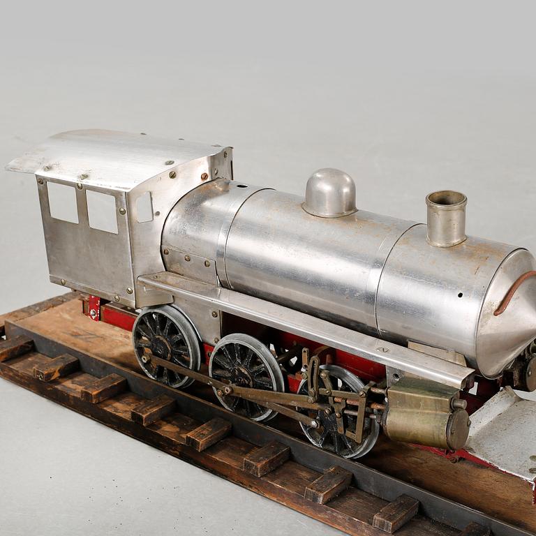 A steam engine with tender and a steam engine, probably England, first half of / mid 20th century.