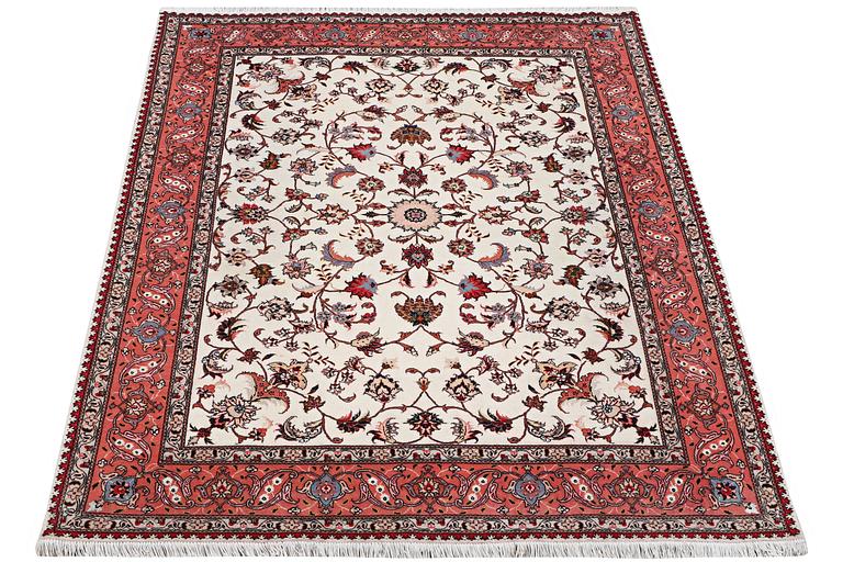 A rug, Tabriz, part silk, 50 Raj, 207 x 152 cm.