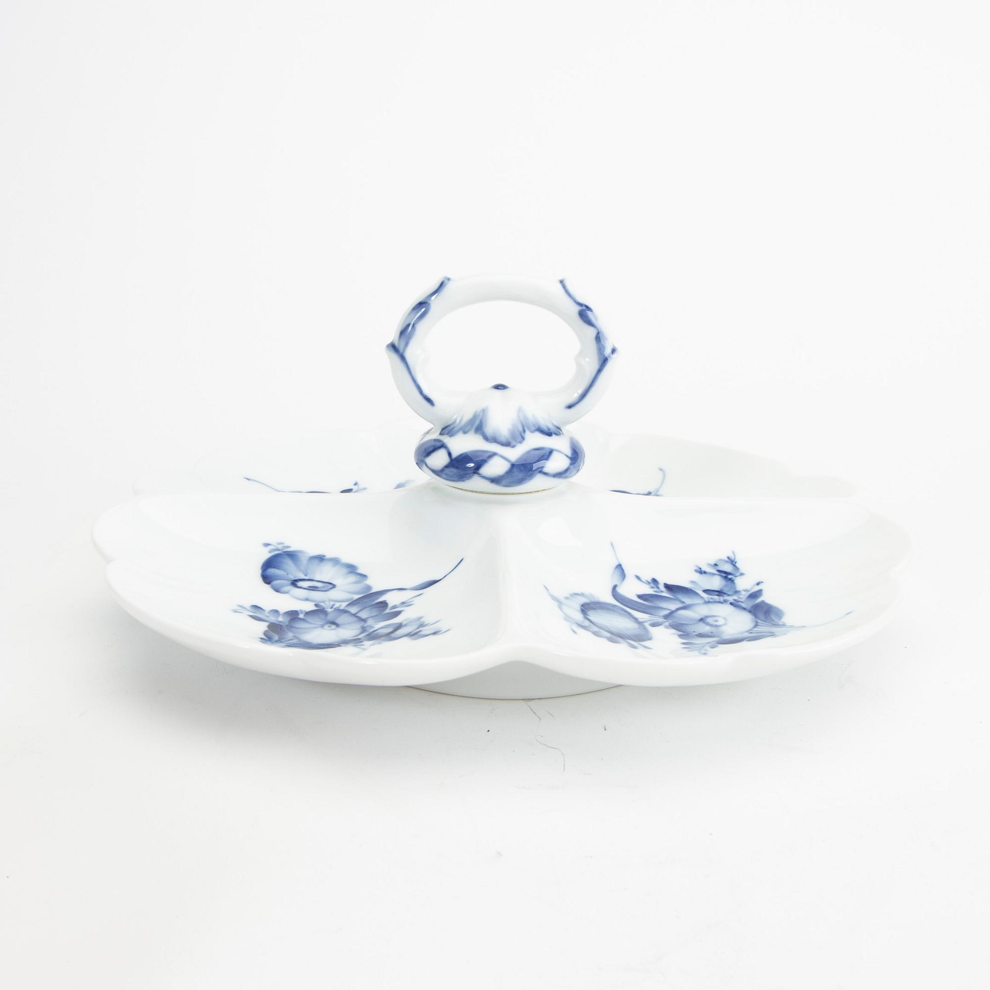 Service "Blå blomst" 74 dl Royal Copenhagen Denmark 1900s porcelain.