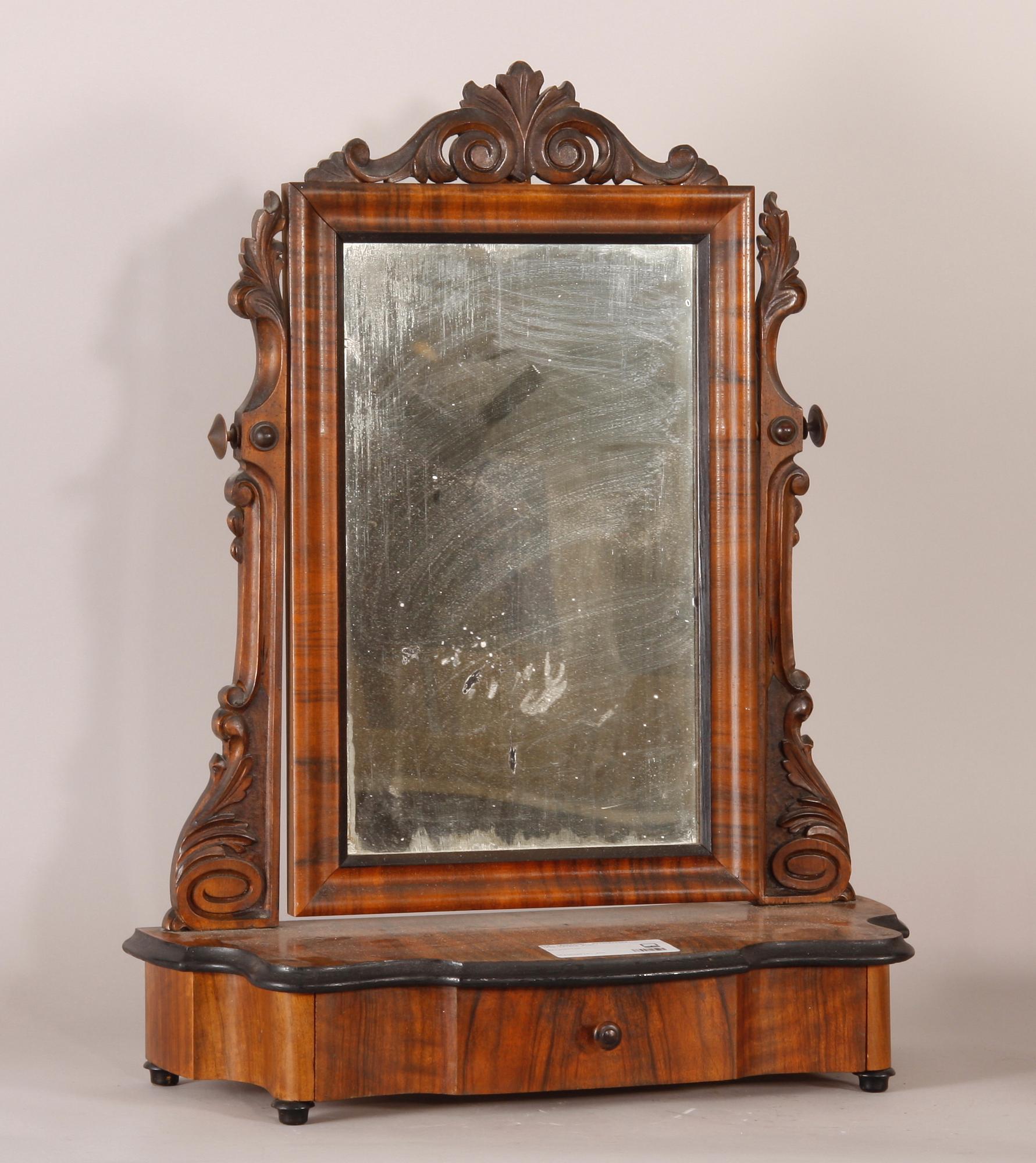 LÅDSPEGEL. Nyrenässans, 1800-talets slut.