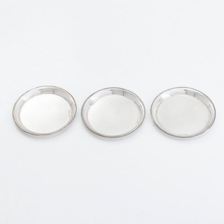 Coasters, 12 st, silver, Finland 1948-50 och coasters för vinflaska, 2 st, försilvrade, England.